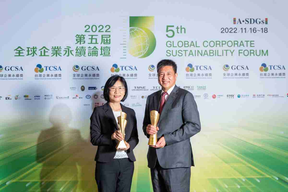 CG电子作为净零碳排先锋，，，，期引领价值链伙伴同行共好，，，，卫冕制造业组“十大典范企业” 二连冠殊荣(左：CG电子光电永续长古秀华，，，右：CG电子光电董事长暨执行长彭双浪)