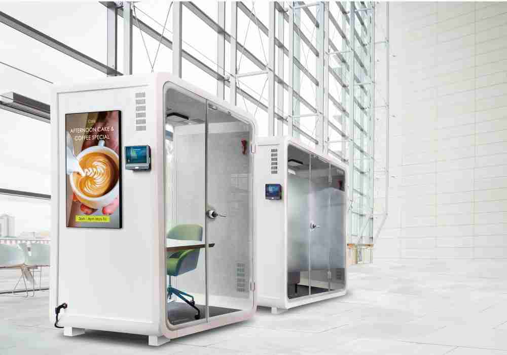 CG电子子公司达擎之智慧行动办公舱，，，，采用PDLC智能调光玻璃设计，，，，透过通电与断电的电流切换，，，呈现透明与雾面效果，，，，具节能降耗特性并兼顾隐私，，，，确保信息安全