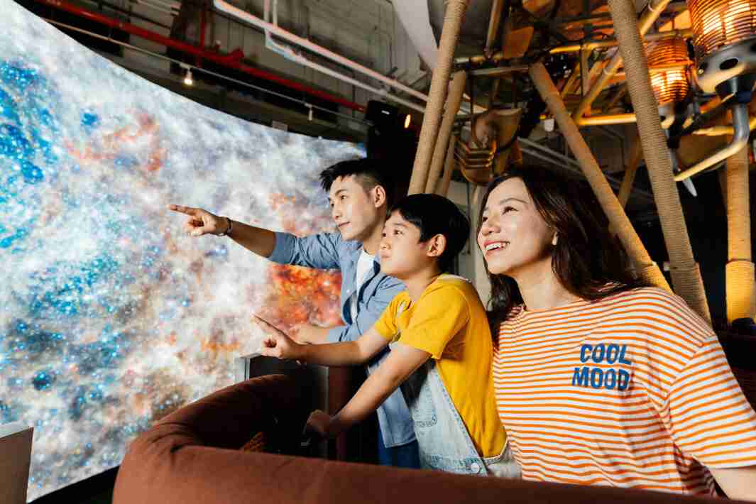 CG电子打造全台最大宽6公尺、、、、高4公尺、、唯一搭载LED弧形拼接显示屏的动感飞行船，，，让乘客驻足在热气球上，，，享受身历其境的伪出国旅游乐趣