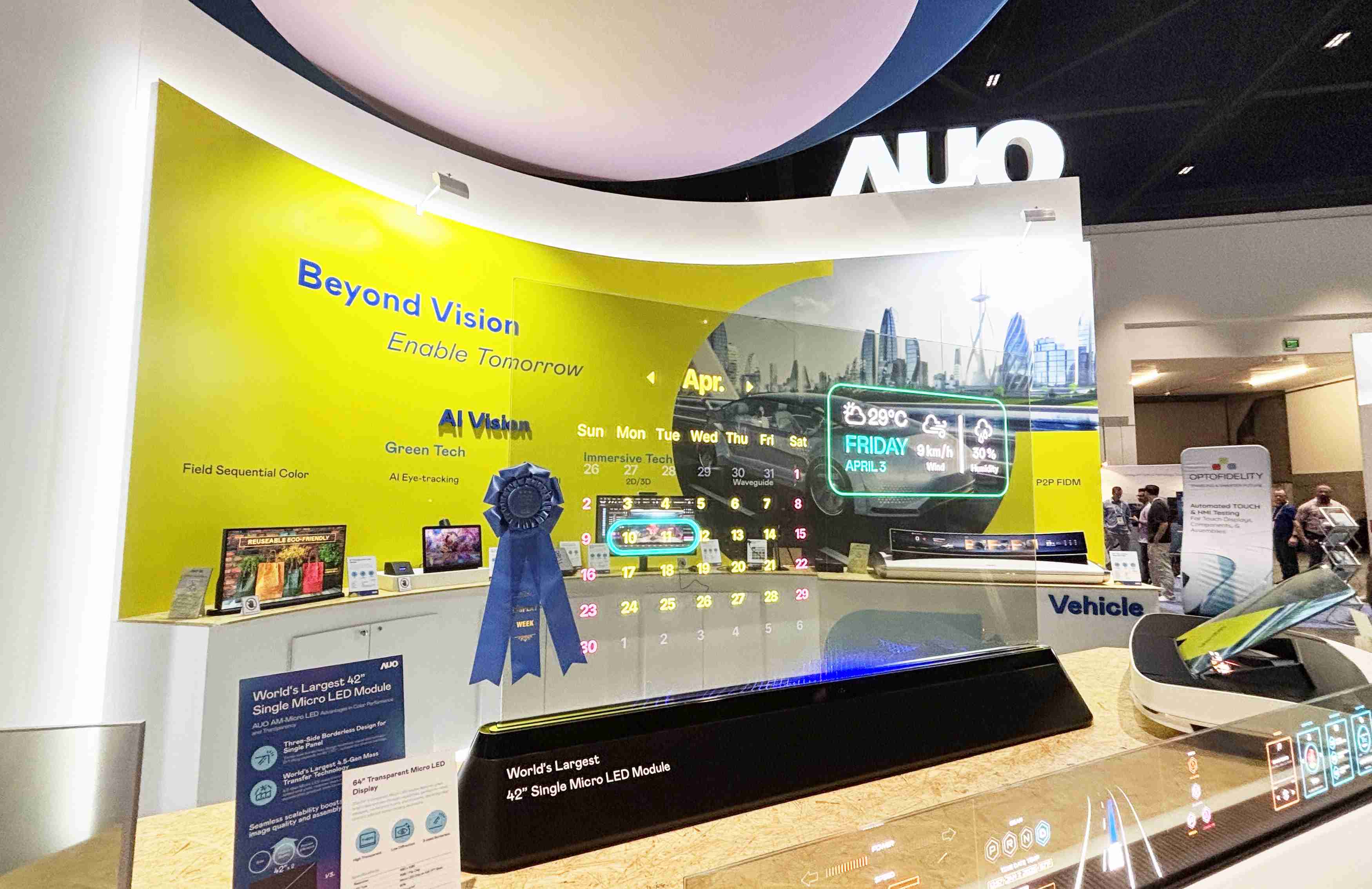 CG电子64吋透明Micro LED显示器获〝最佳Micro LED技术应用奖〞，，其绝妙的透明穿透特性，，，同时具备1,000 nits的高亮度表现，，，，并透过精细的无缝拼接延伸，，，可依需求灵活应用于多元场域，，，，展现出Micro LED显示技术划时空的无限潜力